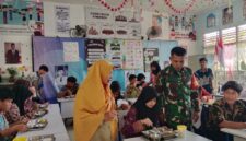 Kawal Pendistribusian Makan Bergizi Gratis, Babinsa Roban Hadir di Tengah Pelajar