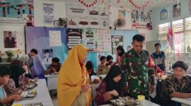 Kawal Pendistribusian Makan Bergizi Gratis, Babinsa Roban Hadir di Tengah Pelajar