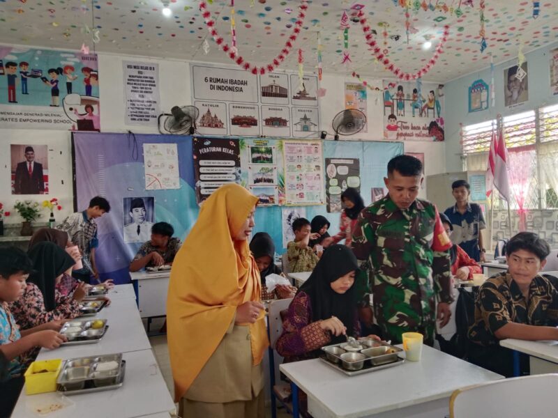 Kawal Pendistribusian Makan Bergizi Gratis, Babinsa Roban Hadir di Tengah Pelajar