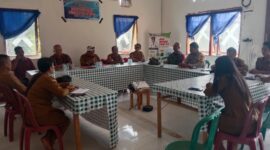 Bhabinkamtibmas Polsek Menyuke Hadiri Musyawarah Desa Penetapan Anggaran Pendapatan dan Belanja Desa Tolok