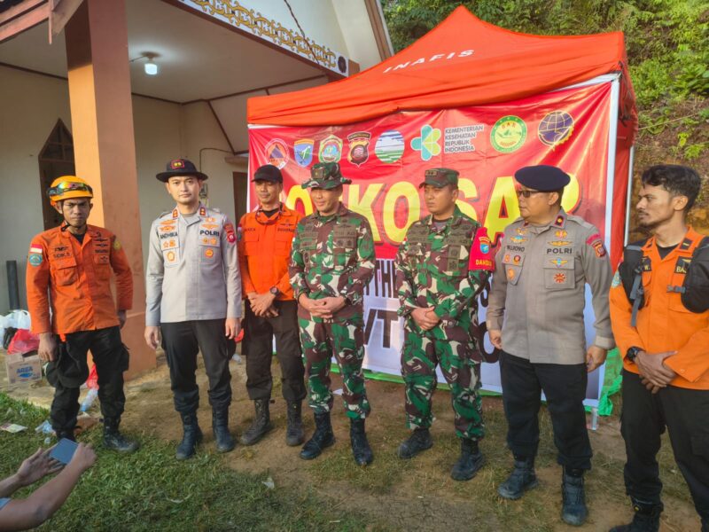 TNI dan Tim SAR Gabungan Berhasil Evakuasi Korban Helikopter PK-CFX di Bukit Puntak Sekadau