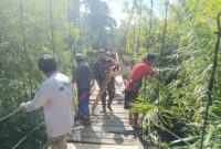 Wujudkan Akses Aman, Kodim 1209/Bengkayang Bersama Warga Binaan Rehab Jembatan Gantung