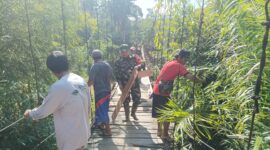 Wujudkan Akses Aman, Kodim 1209/Bengkayang Bersama Warga Binaan Rehab Jembatan Gantung