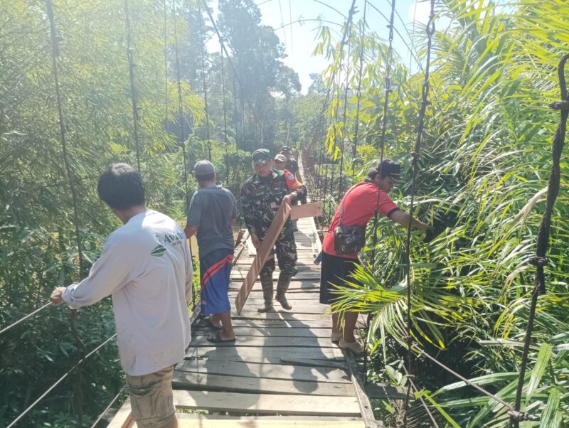 Wujudkan Akses Aman, Kodim 1209/Bengkayang Bersama Warga Binaan Rehab Jembatan Gantung