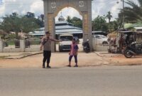 Personel Polsek Mempawah Hulu Amankan Ibadah Sholat Jumat di Masjid Nurul Bustanul Jannah Karangan