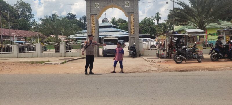 Personel Polsek Mempawah Hulu Amankan Ibadah Sholat Jumat di Masjid Nurul Bustanul Jannah Karangan