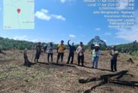 Kapolsek Menyuke Beserta Anggota Bhabinkamtibmas Polsek Menyuke Rutin Lakukan Pengecekan Tanaman Jagung