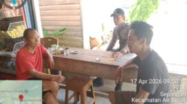 Polisi Sambangi Warga Saat Patroli Siang, Ingatkan Waspada Cuaca Tak Menentu