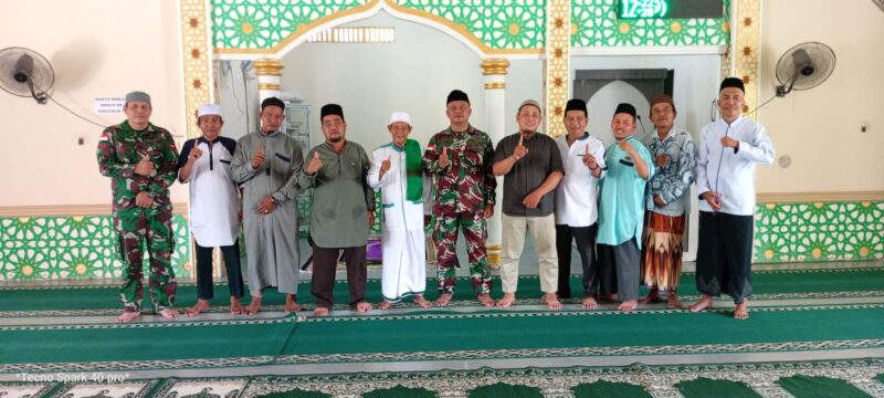 Danramil 05/Pemangkat Jalin Silaturahmi Bersama Tokoh Agama Melalui Safari Sholat Jumat