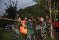 Prajurit Yonif TP 833/BD Tembus Medan Ekstrem Evakuasi Korban Helikopter PK-CFX di Sekadau