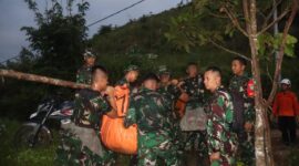 Prajurit Yonif TP 833/BD Tembus Medan Ekstrem Evakuasi Korban Helikopter PK-CFX di Sekadau