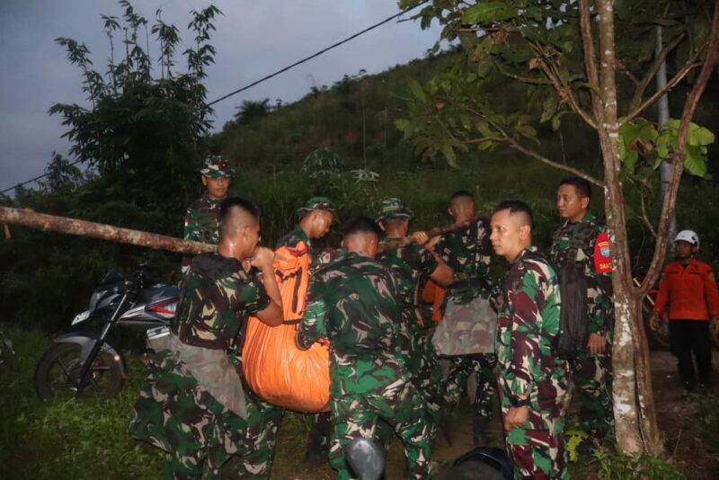 Prajurit Yonif TP 833/BD Tembus Medan Ekstrem Evakuasi Korban Helikopter PK-CFX di Sekadau