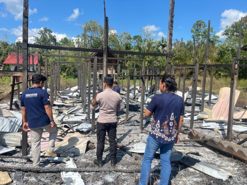 Rumah Betang di Desa Poring Melawi Hangus Terbakar, Polisi Langsung Cek TKP