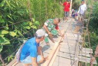 Personel Koramil Jagoi Babang dan Warga Bahu-Membahu Perbaiki Jembatan Gantung di Perbatasan