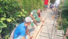 Personel Koramil Jagoi Babang dan Warga Bahu-Membahu Perbaiki Jembatan Gantung di Perbatasan