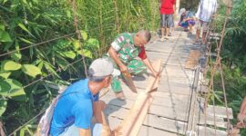 Personel Koramil Jagoi Babang dan Warga Bahu-Membahu Perbaiki Jembatan Gantung di Perbatasan