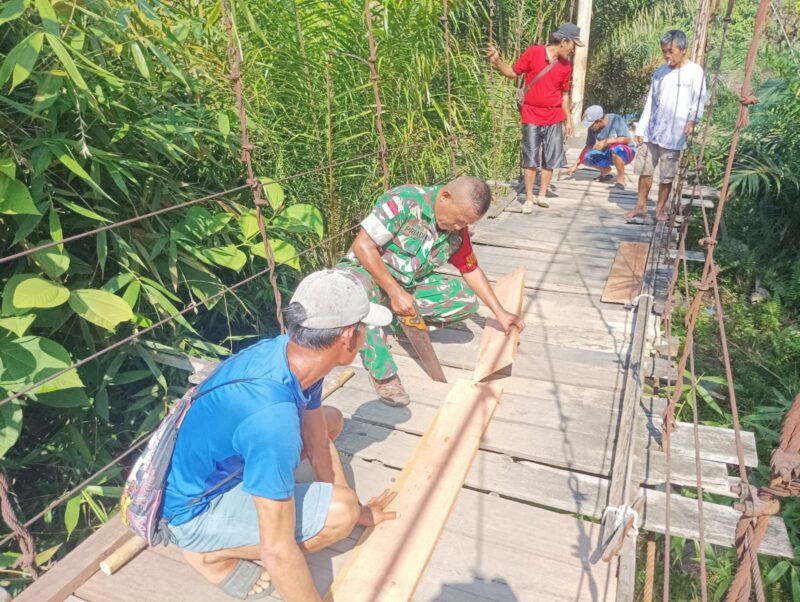 Personel Koramil Jagoi Babang dan Warga Bahu-Membahu Perbaiki Jembatan Gantung di Perbatasan