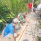 Personel Koramil Jagoi Babang dan Warga Bahu-Membahu Perbaiki Jembatan Gantung di Perbatasan