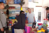 Patroli Rutin Siang Hari, Personel Polsek Menjalin Jaga Kamtibmas di Pasar Menjalin