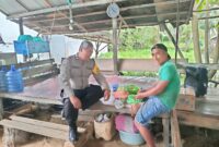 Gelar Patroli Sambang di Pemukiman Warga, Anggota Polsek Muara Pawan Tampung Curhatan Warga