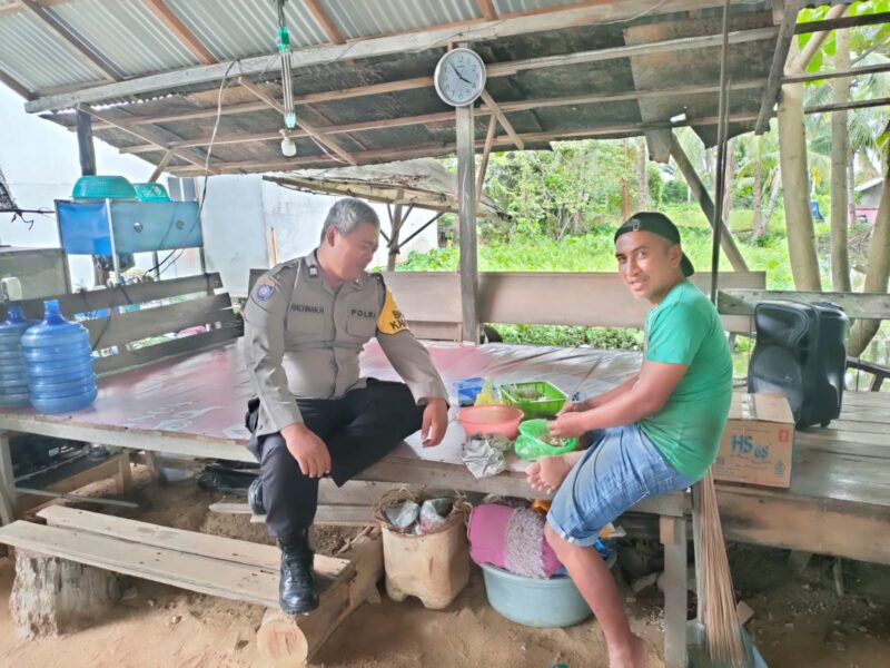 Gelar Patroli Sambang di Pemukiman Warga, Anggota Polsek Muara Pawan Tampung Curhatan Warga