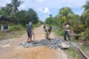 Babinsa Desa Ratu Sepudak dan Warga Gotong Royong Timbun Jalan Berlubang di Sambas
