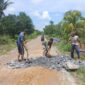 Babinsa Desa Ratu Sepudak dan Warga Gotong Royong Timbun Jalan Berlubang di Sambas