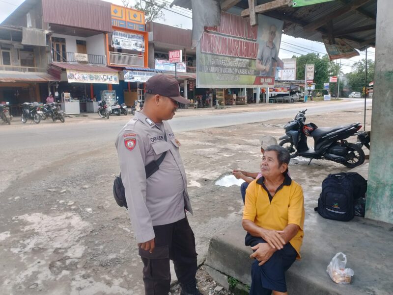 Personel Polsek Mempawah Hulu Sasar Pasar Karangan, Pastikan Situasi Tetap Kondusif