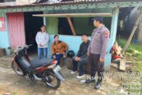 Polisi Humanis Sambangi Warga, Ingatkan Keselamatan Saat Hendak Bepergian