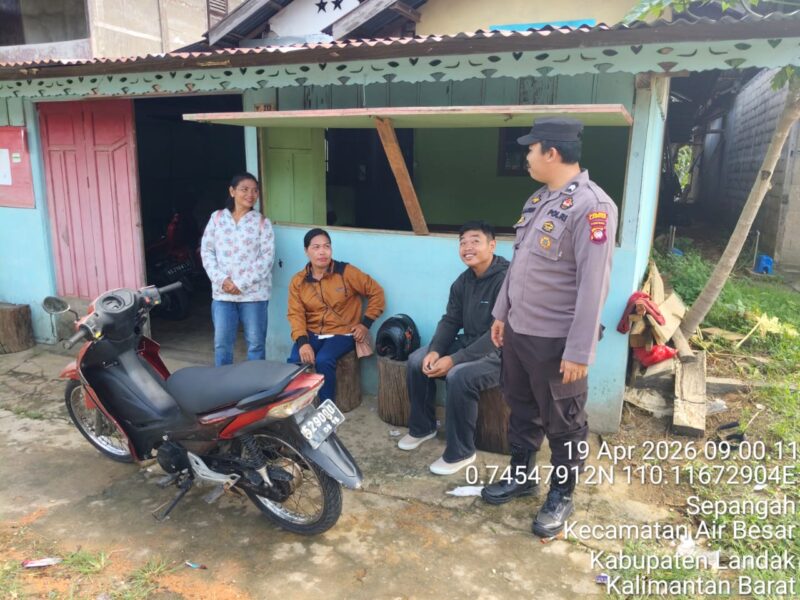 Polisi Humanis Sambangi Warga, Ingatkan Keselamatan Saat Hendak Bepergian