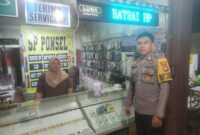Cegah Aksi Pencurian, Bhabinkamtibmas Sambangi Counter HP di Malam Hari