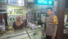 Cegah Aksi Pencurian, Bhabinkamtibmas Sambangi Counter HP di Malam Hari