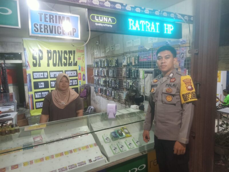 Cegah Aksi Pencurian, Bhabinkamtibmas Sambangi Counter HP di Malam Hari