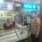 Cegah Aksi Pencurian, Bhabinkamtibmas Sambangi Counter HP di Malam Hari