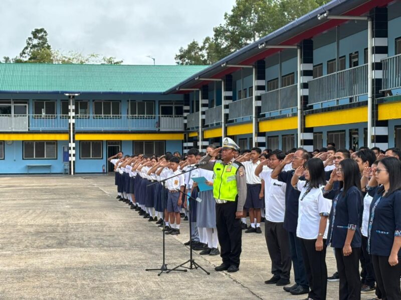 Police Goes to School, KBO Lantas Polres Melawi Jadi Inspektur Upacara di Yayasan Sungai Kehidupan Borneo