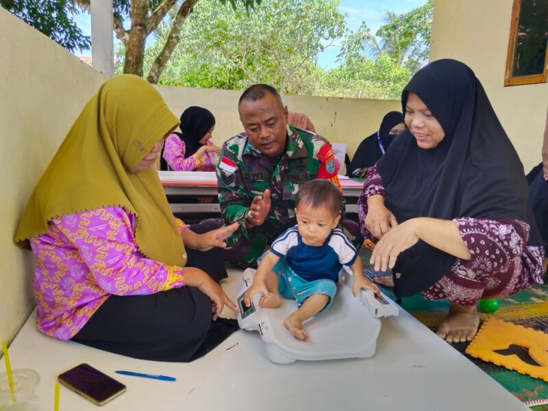Serka Dwi Ariyanto Dampingi Posyandu di Dusun Camar Wulan, Warga Antusias