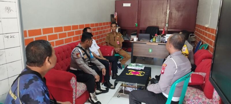 AIPTU Bambang dan Personel Polsek Mempawah Hulu Sosialisasikan Larangan Knalpot Brong di SMA Negeri 1 Mempawah Hulu