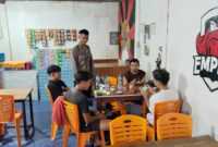 Patroli Malam Humanis, Polisi Sapa Warga yang Asyik Main HP Sambil Ngopi