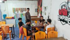 Patroli Malam Humanis, Polisi Sapa Warga yang Asyik Main HP Sambil Ngopi