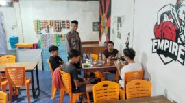 Patroli Malam Humanis, Polisi Sapa Warga yang Asyik Main HP Sambil Ngopi