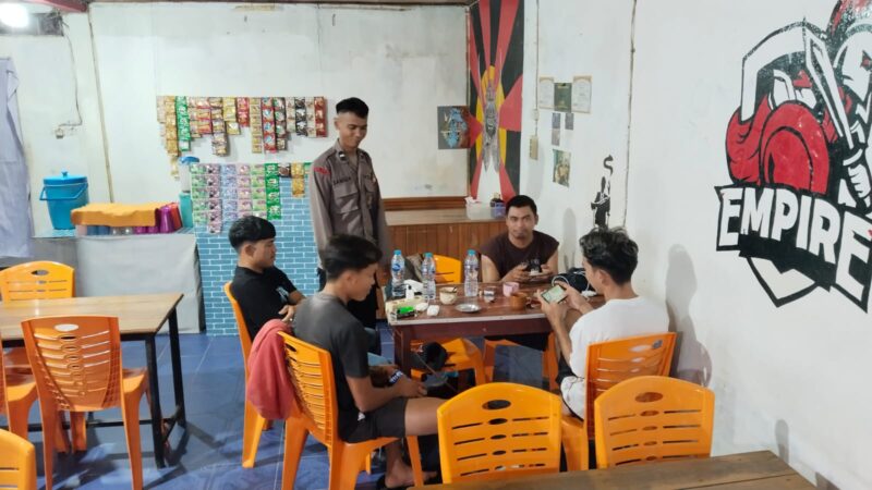 Patroli Malam Humanis, Polisi Sapa Warga yang Asyik Main HP Sambil Ngopi
