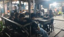 Polisi Sapa Warga di Warung, Patroli Malam Polsek Mandor Tuai Apresiasi