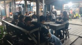 Polisi Sapa Warga di Warung, Patroli Malam Polsek Mandor Tuai Apresiasi