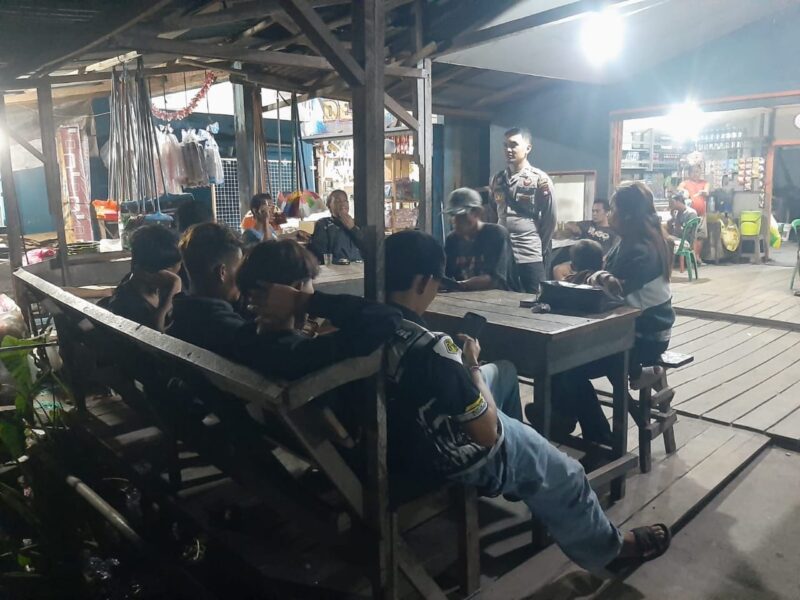 Polisi Sapa Warga di Warung, Patroli Malam Polsek Mandor Tuai Apresiasi