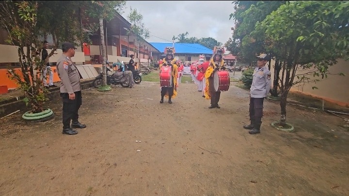 Pawai Hari Kartini SMPN 1 Tanah Pinoh Berlangsung Meriah dan Aman