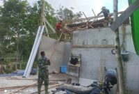 Babinsa Koramil 03/Tebas Sertu Ngadia Bantu Warga Bongkar Rumah untuk Direhabilitasi