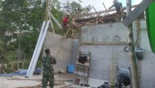 Babinsa Koramil 03/Tebas Sertu Ngadia Bantu Warga Bongkar Rumah untuk Direhabilitasi