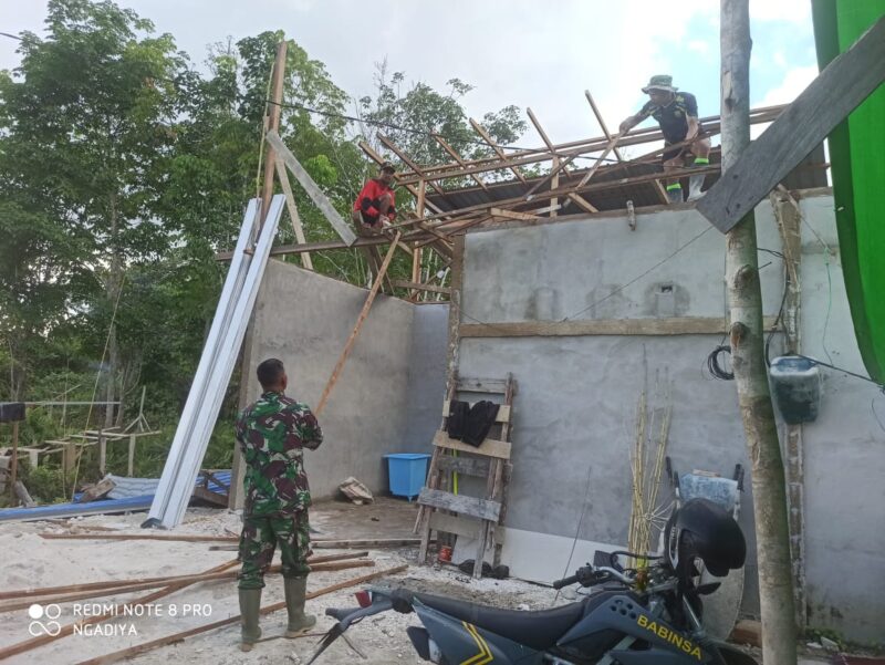 Babinsa Koramil 03/Tebas Sertu Ngadia Bantu Warga Bongkar Rumah untuk Direhabilitasi