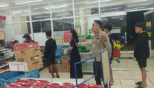 Patroli Malam, Personel Polsek Menjalin Jaga Kondusifitas di Pasar Menjalin