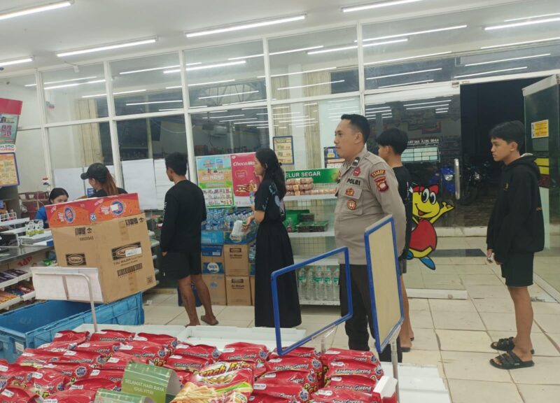 Patroli Malam, Personel Polsek Menjalin Jaga Kondusifitas di Pasar Menjalin